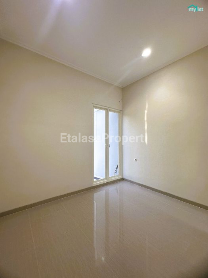 Foto properti Rumah Baru Gress 2 Lt Model Scandinavian Tenggilis Tengah Dekat Raya Prapen Dan Jemursari 8