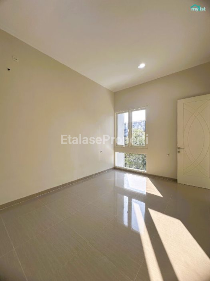 Foto properti Rumah Baru Gress 2 Lt Model Scandinavian Tenggilis Tengah Dekat Raya Prapen Dan Jemursari 10