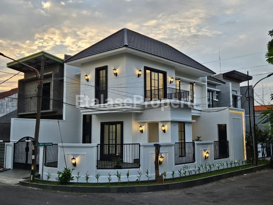 Foto properti Dijual Rumah Baru Gress 2 Lantai Hook Rungkut Asri Siap Huni 1