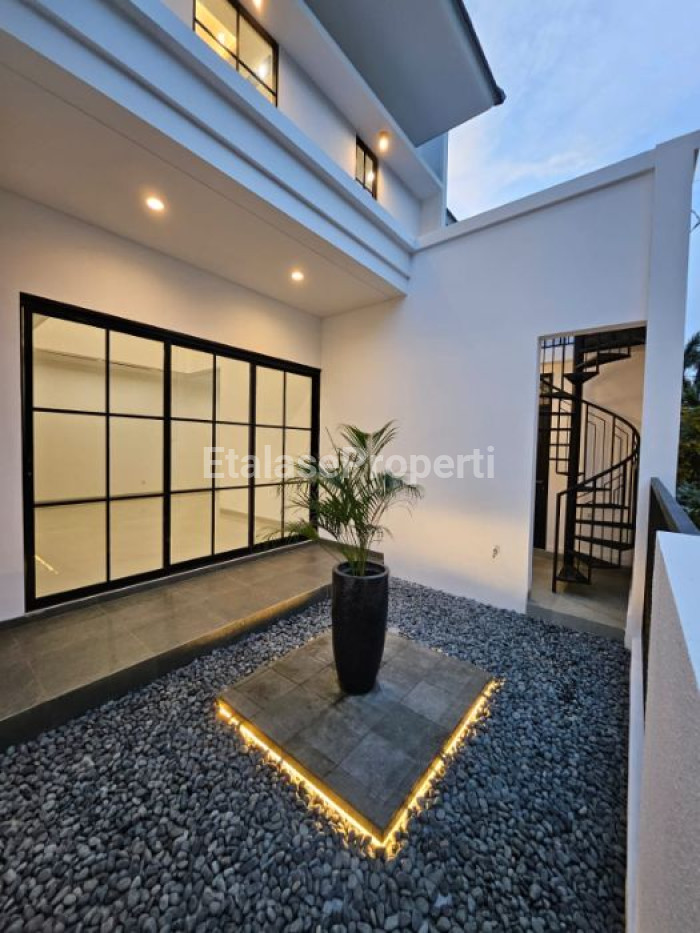 Foto properti Dijual Rumah Baru Gress 2 Lantai Hook Rungkut Asri Siap Huni 7