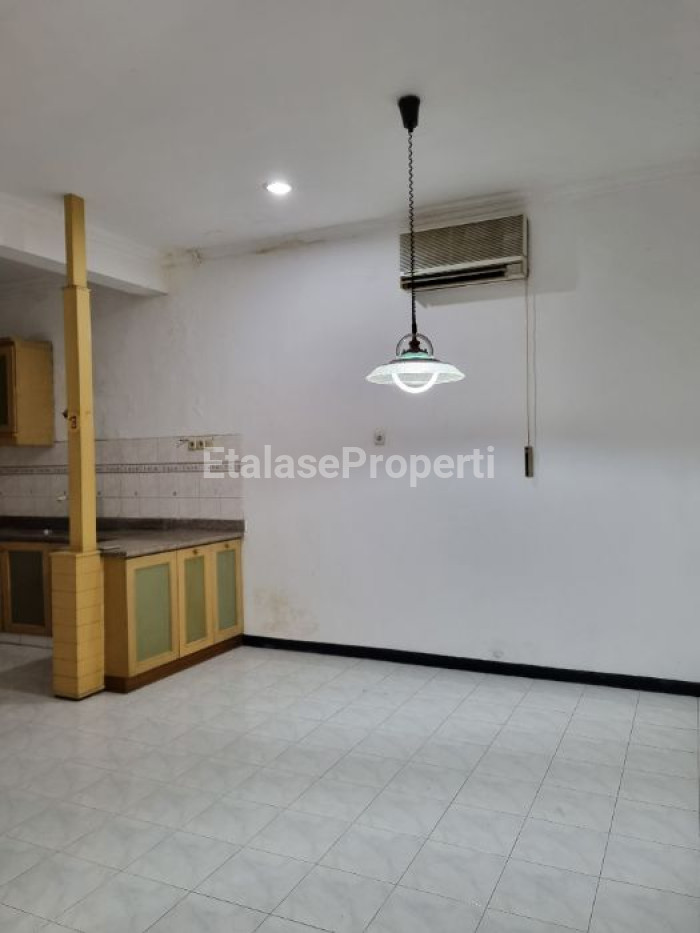Foto properti Dijual Rumah 2 Lantai  Di Graha Family, Surabaya 2
