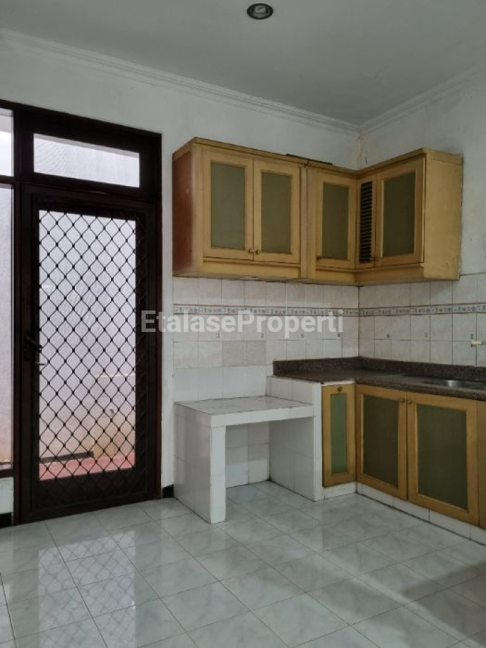 Foto properti Dijual Rumah 2 Lantai  Di Graha Family, Surabaya 3
