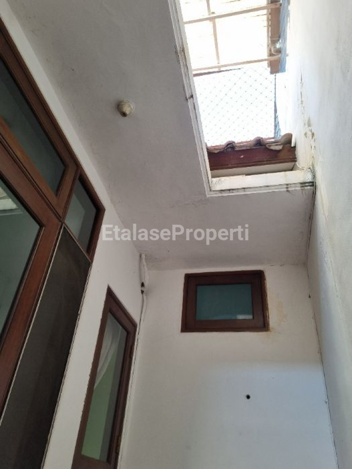Foto properti Dijual Rumah 2 Lantai  Di Graha Family, Surabaya 4