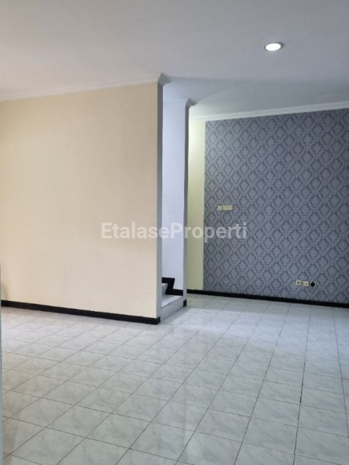 Foto properti Dijual Rumah 2 Lantai  Di Graha Family, Surabaya 5