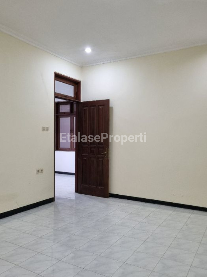 Foto properti Dijual Rumah 2 Lantai  Di Graha Family, Surabaya 6