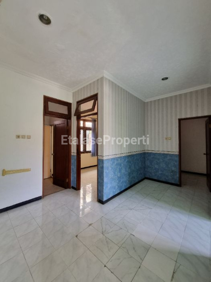Foto properti Dijual Rumah 2 Lantai  Di Graha Family, Surabaya 7