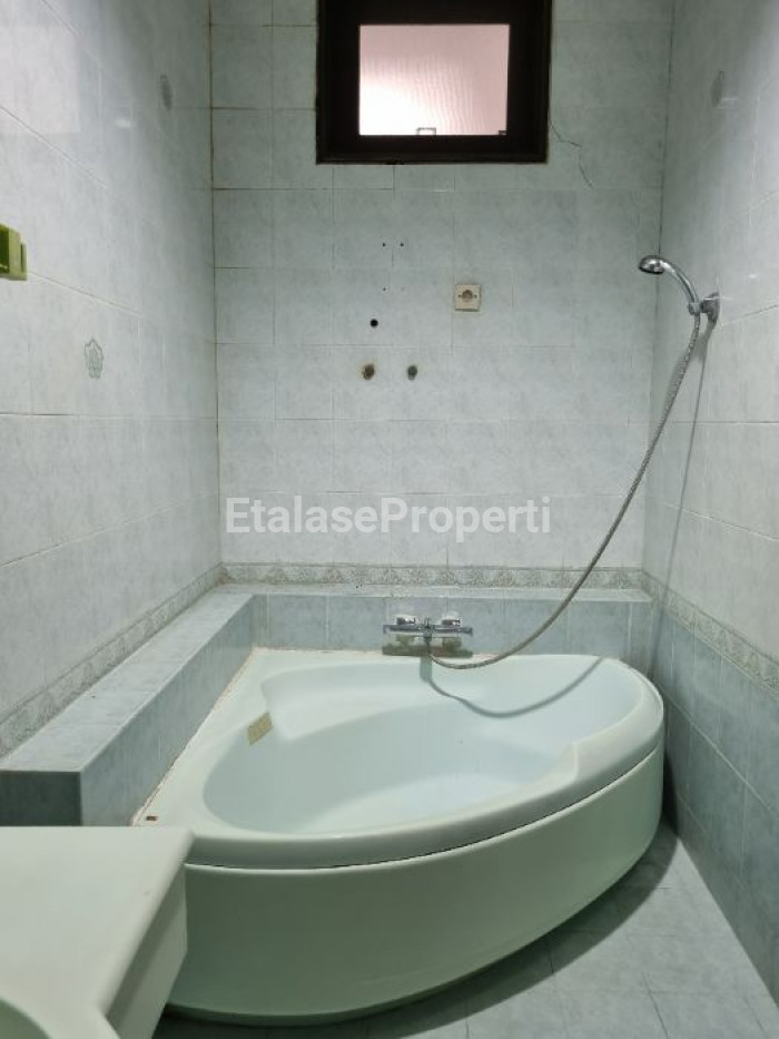 Foto properti Dijual Rumah 2 Lantai  Di Graha Family, Surabaya 8