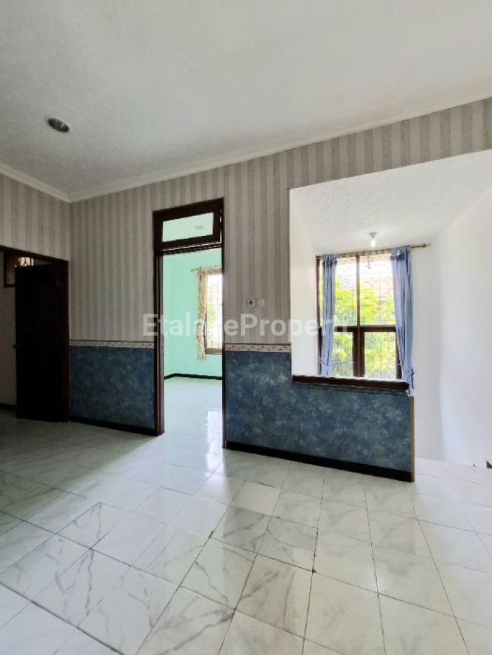 Foto properti Dijual Rumah 2 Lantai  Di Graha Family, Surabaya 9