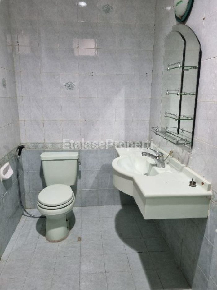 Foto properti Dijual Rumah 2 Lantai  Di Graha Family, Surabaya 10