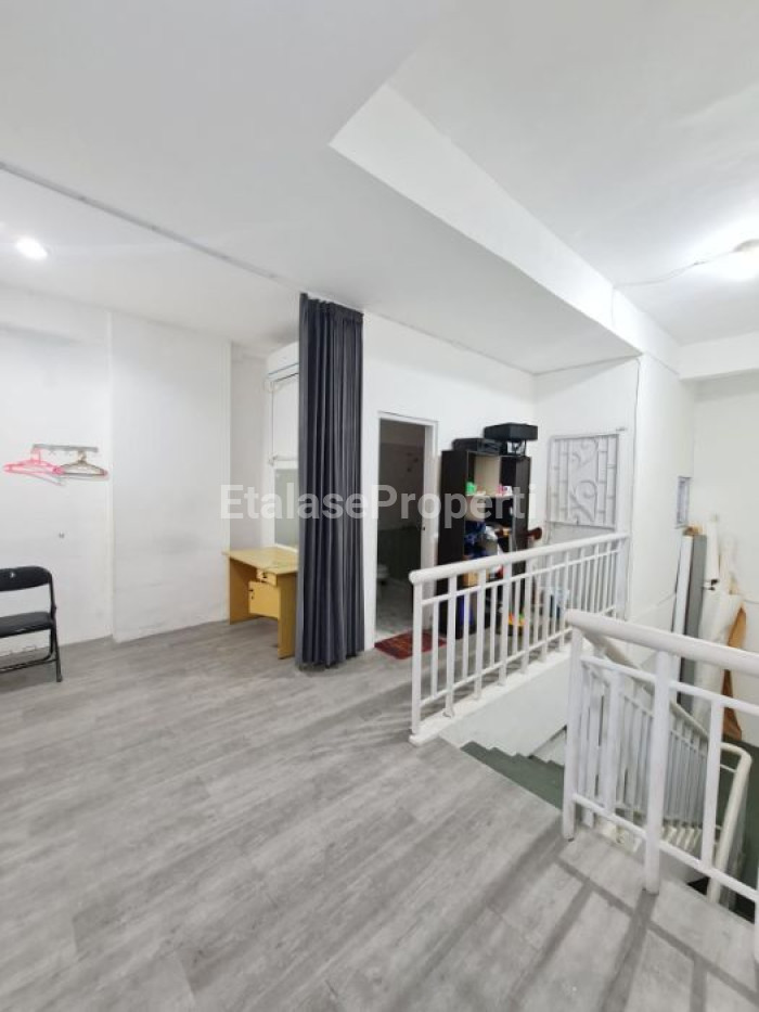 Foto properti Disewakan Ruko Central Park Raya Mulyosari Langka 3