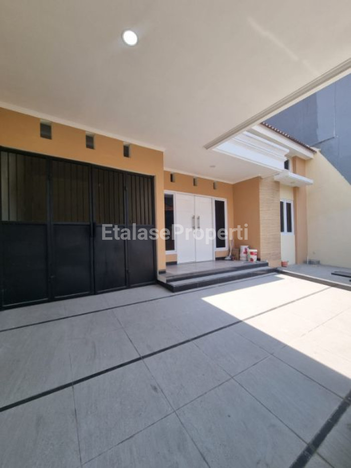 Foto properti Dijual Rumah Siap Huni Deket G M Di Jalan Cancer Sby 2