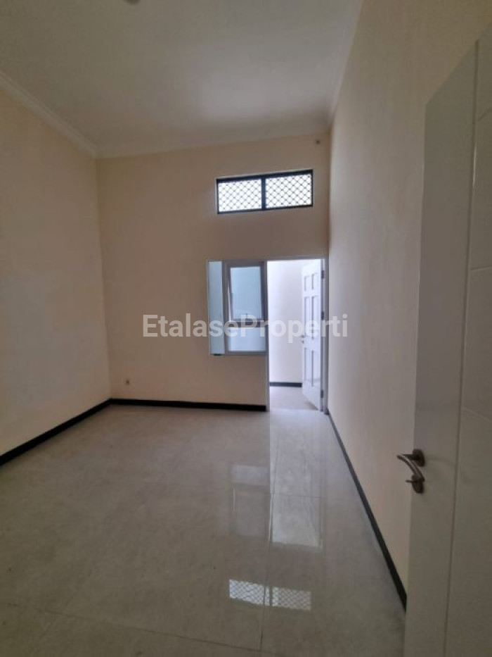 Foto properti Dijual Rumah Siap Huni Deket G M Di Jalan Cancer Sby 3