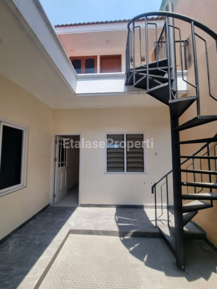Foto properti Dijual Rumah Siap Huni Deket G M Di Jalan Cancer Sby 5