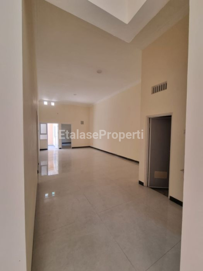 Foto properti Dijual Rumah Siap Huni Deket G M Di Jalan Cancer Sby 6