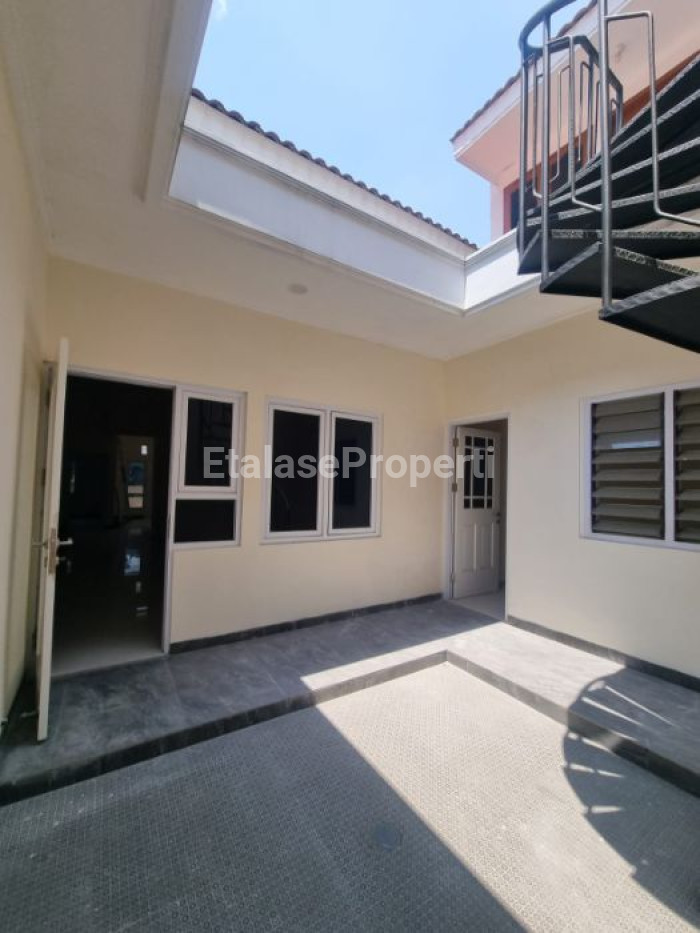 Foto properti Dijual Rumah Siap Huni Deket G M Di Jalan Cancer Sby 8