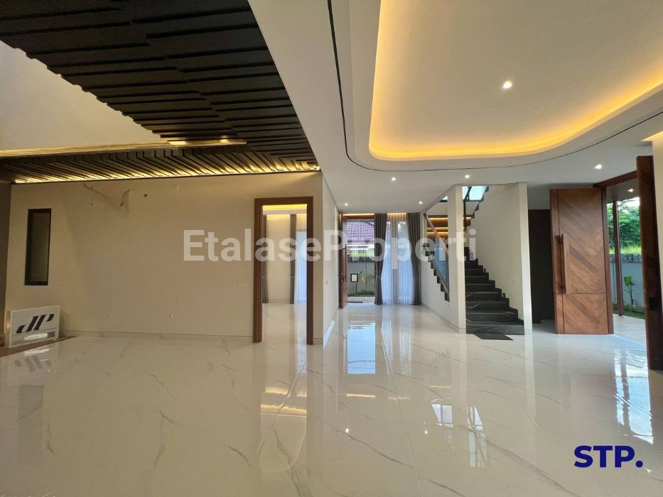 Foto properti Modern - Tropical 2025! Rumah Baru Di Manyar Kertoadi Surabaya 8