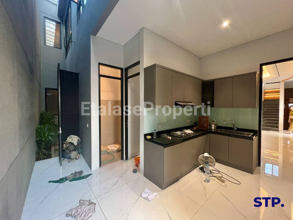 Foto properti Modern - Tropical 2025! Rumah Baru Di Manyar Kertoadi Surabaya 10