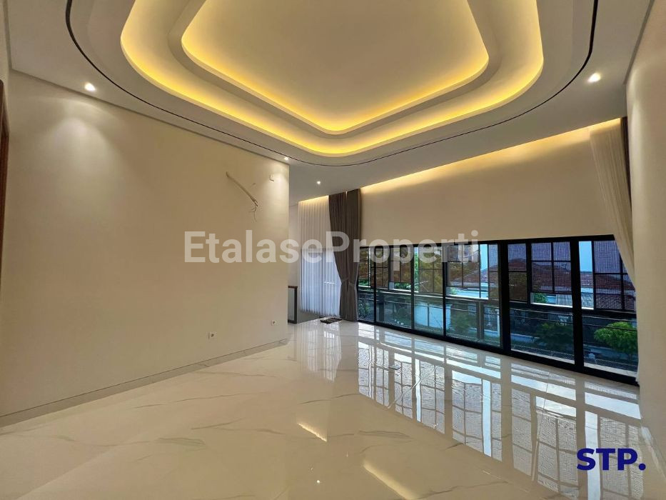 Foto properti Modern - Tropical 2025! Rumah Baru Di Manyar Kertoadi Surabaya 12