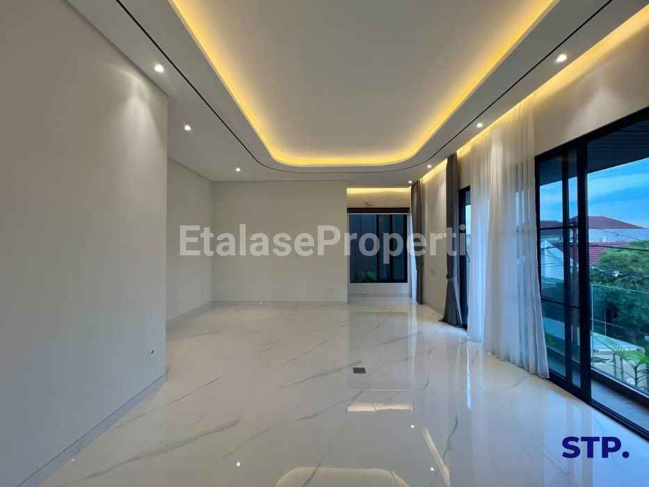Foto properti Modern - Tropical 2025! Rumah Baru Di Manyar Kertoadi Surabaya 14