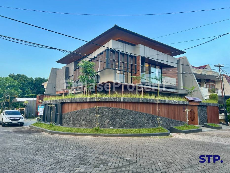 Foto properti Modern - Tropical 2025! Rumah Baru Di Manyar Kertoadi Surabaya 1