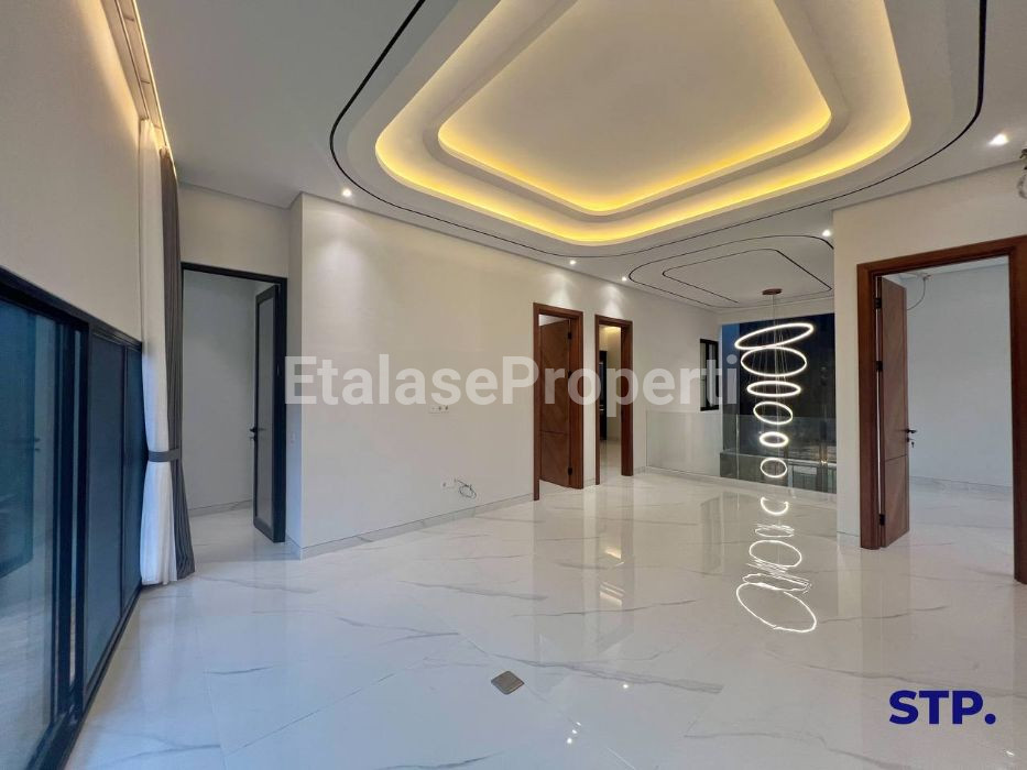 Foto properti Modern - Tropical 2025! Rumah Baru Di Manyar Kertoadi Surabaya 3