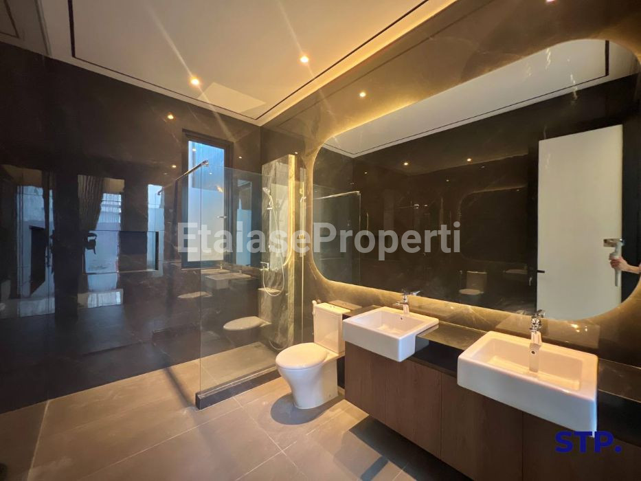 Foto properti Modern - Tropical 2025! Rumah Baru Di Manyar Kertoadi Surabaya 6