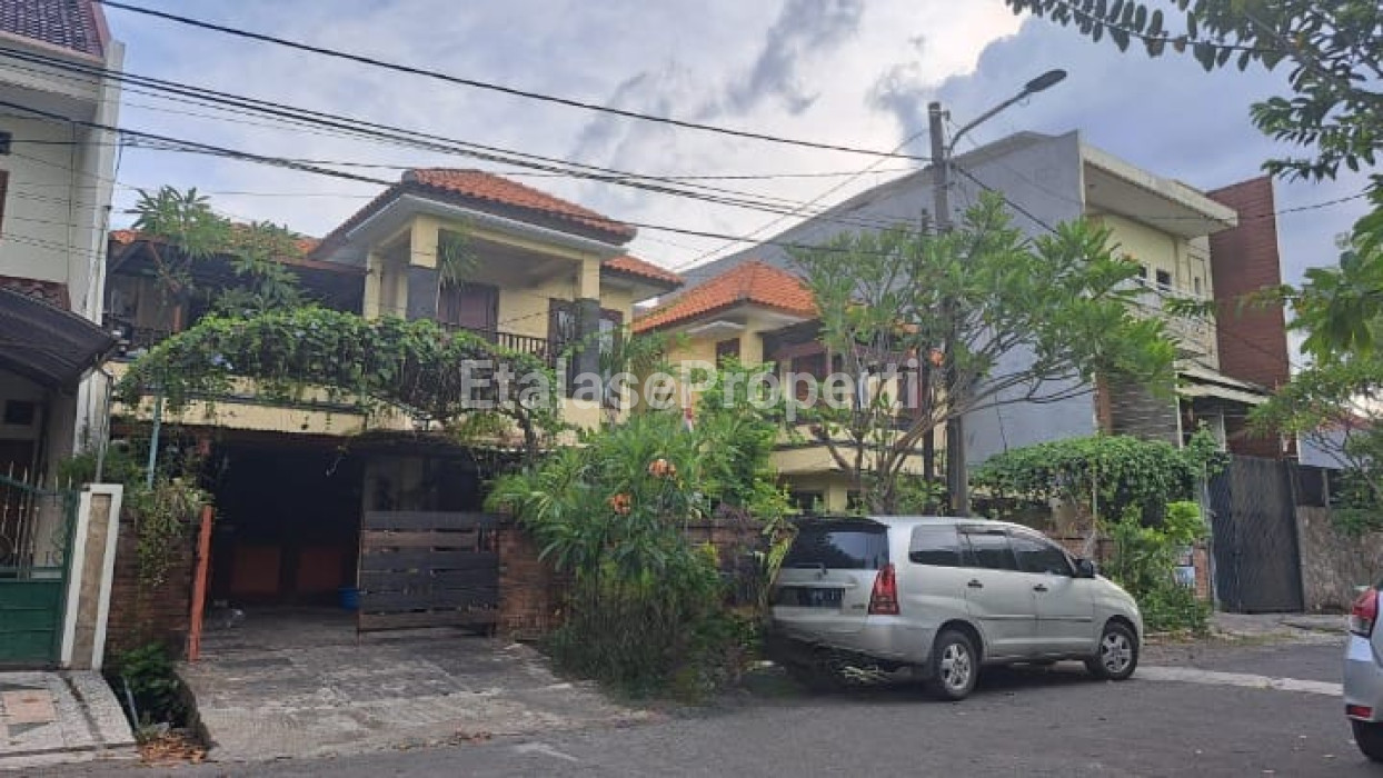 Foto properti Dijual Rumah Model Villa Bali, Sangat STRATEGIS Lokasi Penjaringan Sari 1