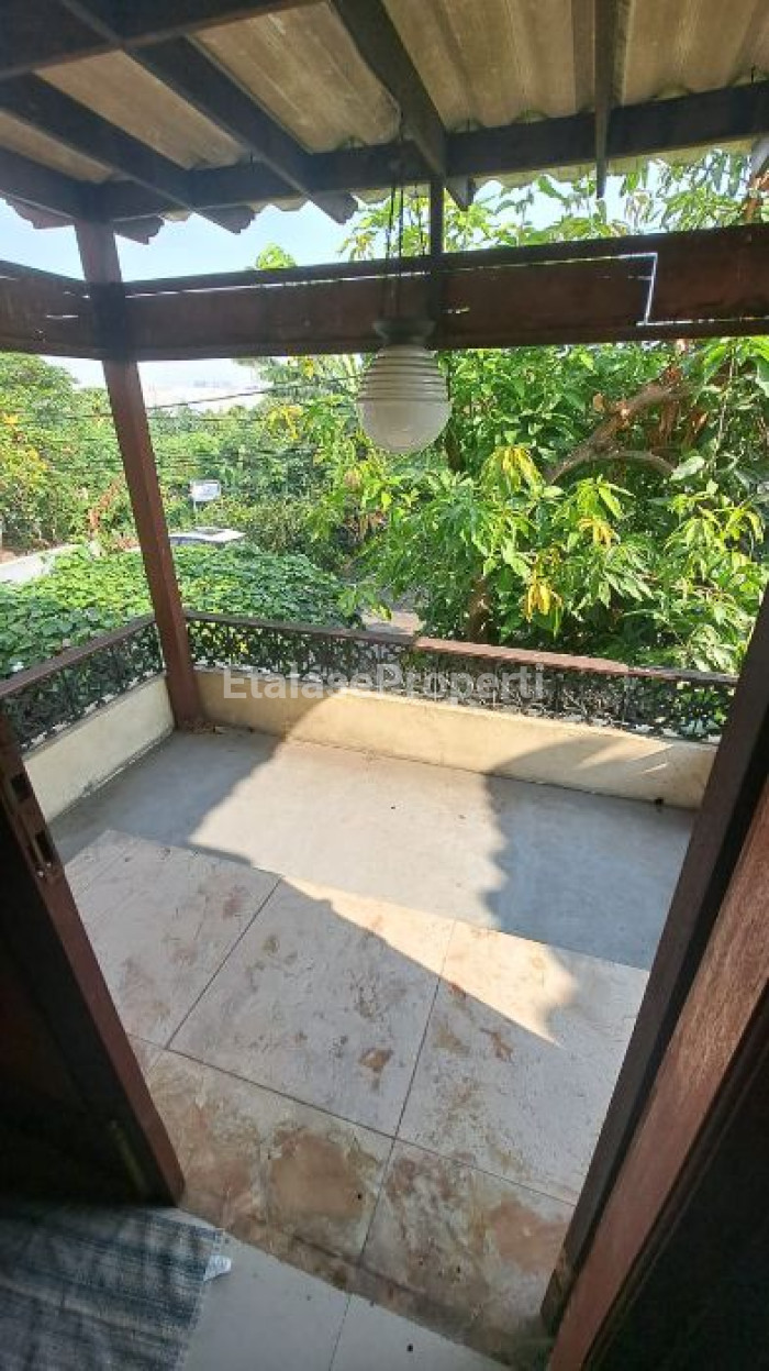 Foto properti Dijual Rumah Model Villa Bali, Sangat STRATEGIS Lokasi Penjaringan Sari 3