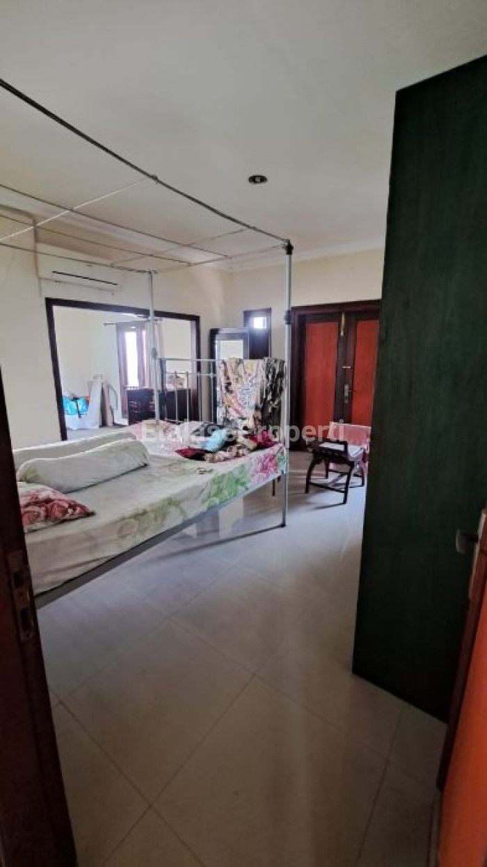 Foto properti Dijual Rumah Model Villa Bali, Sangat STRATEGIS Lokasi Penjaringan Sari 4