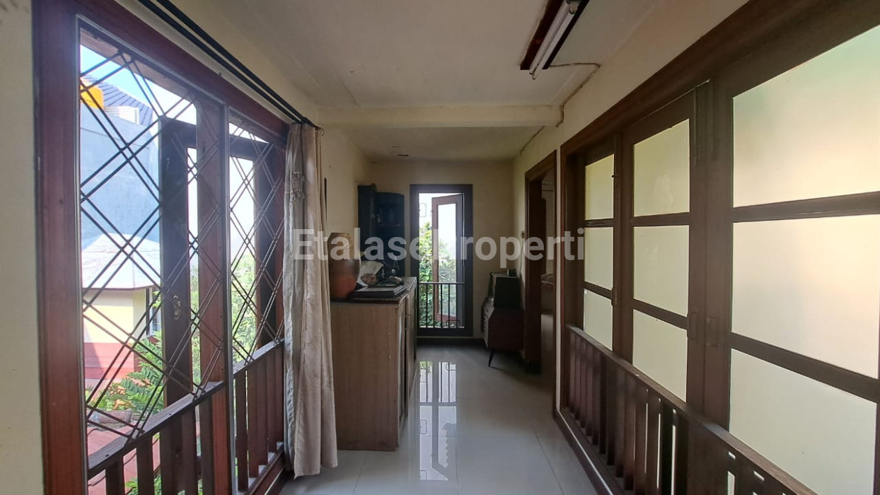 Foto properti Dijual Rumah Model Villa Bali, Sangat STRATEGIS Lokasi Penjaringan Sari 5