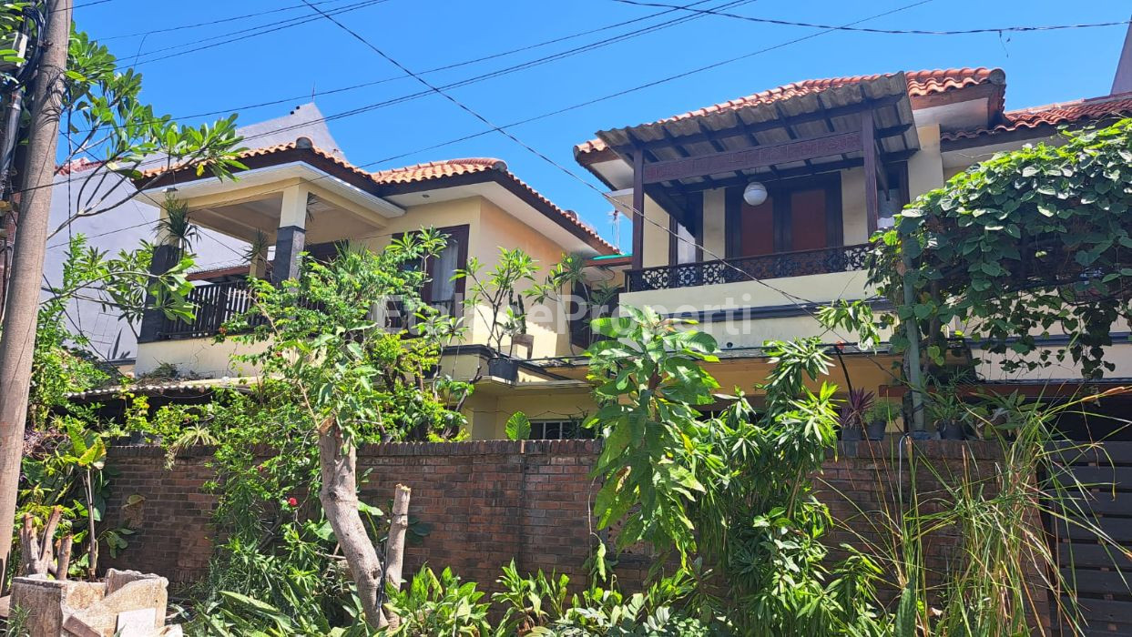 Foto properti Dijual Rumah Model Villa Bali, Sangat STRATEGIS Lokasi Penjaringan Sari 6