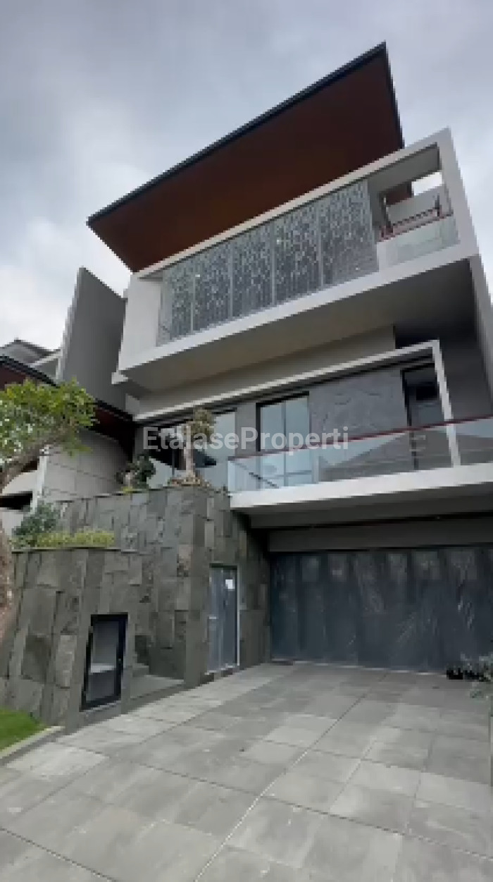 Foto properti Rumah Lux Baru 3 Lantai Di Citraland Waterfront Surabaya 3