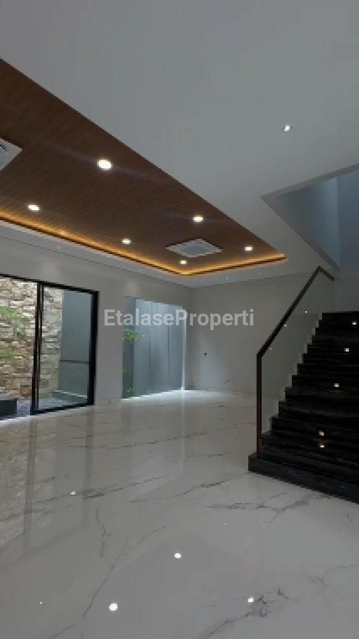 Foto properti Rumah Lux Baru 3 Lantai Di Citraland Waterfront Surabaya 4