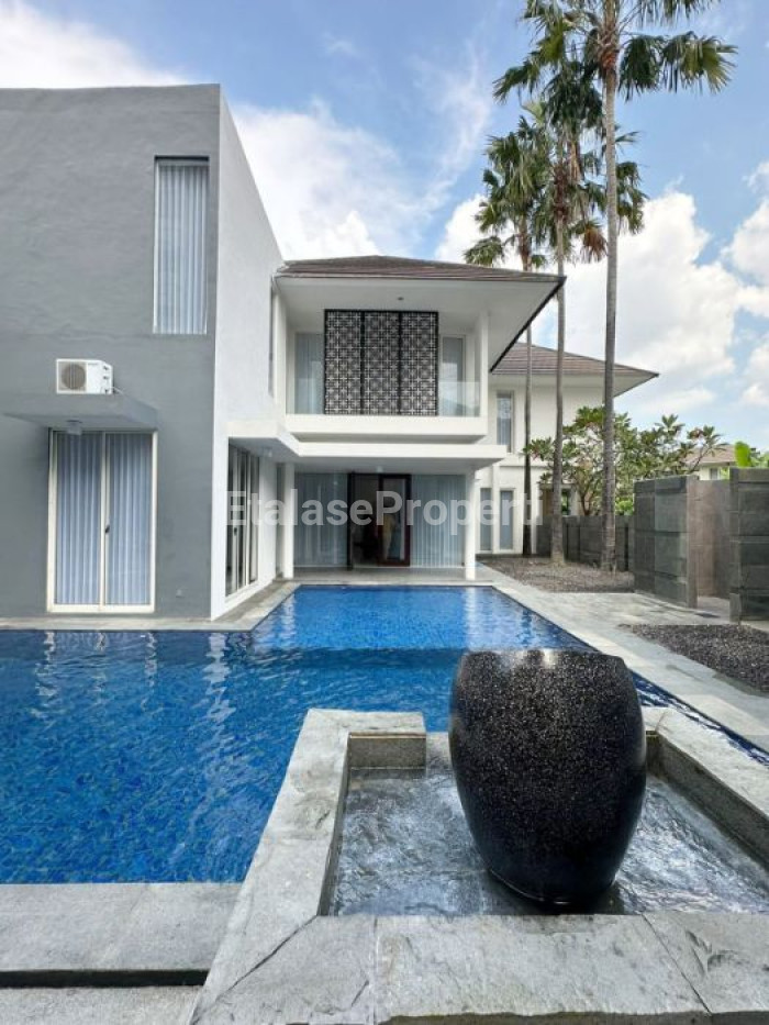 Foto properti Dijual Rumah Di Royal Residence Wiyung Ada Private Pool 1