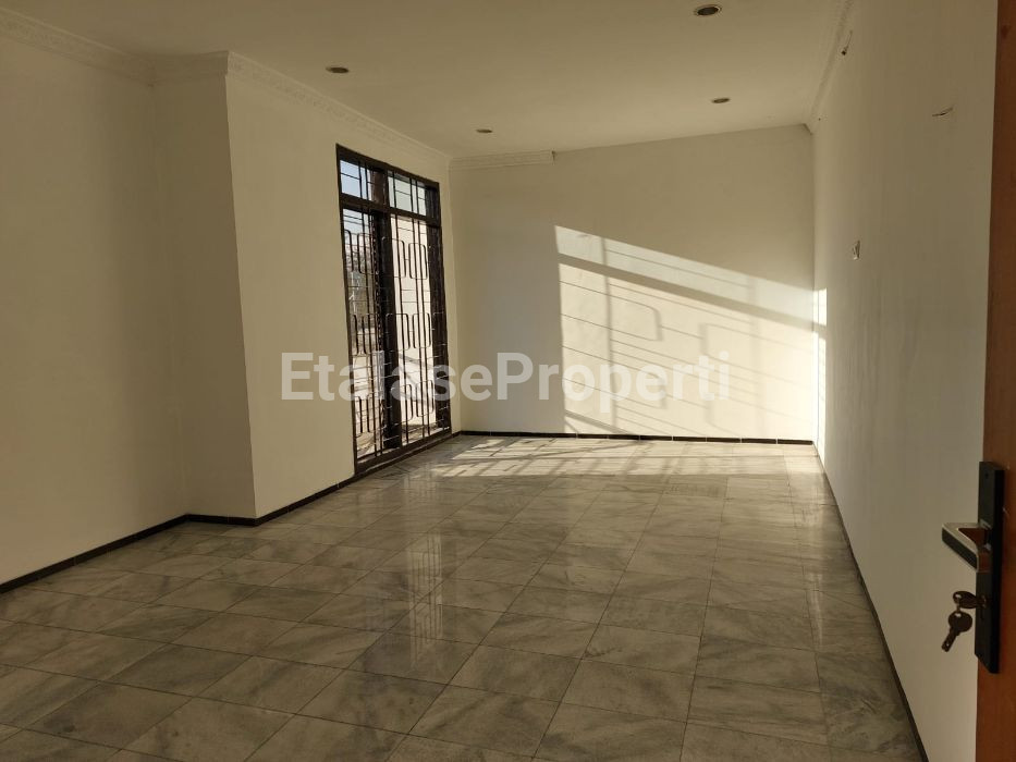 Foto properti Disewakan Lokasi Komersial Raya Dharmahusada Indah Cocok Untuk Usaha 6