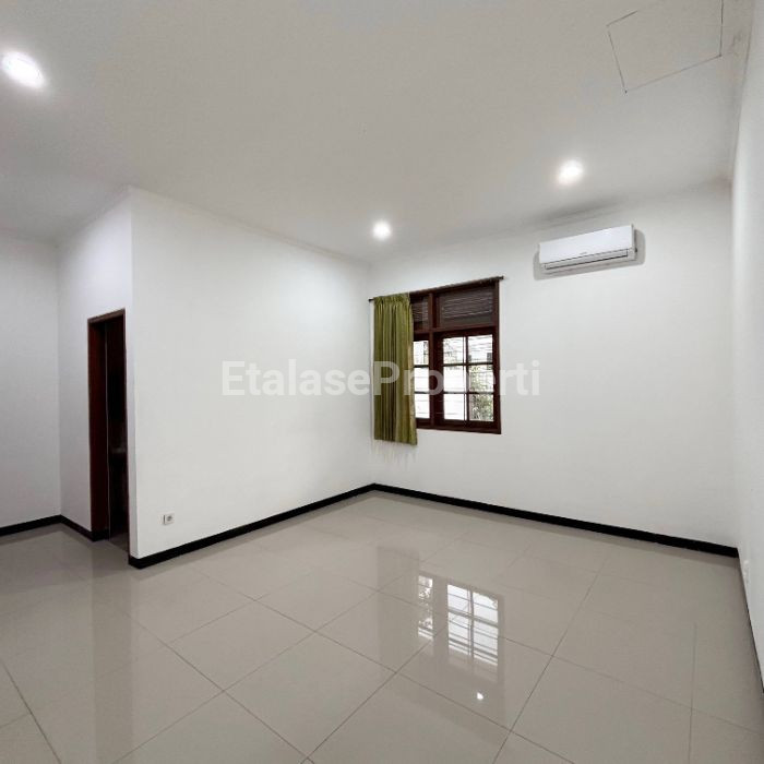 Foto properti Disewakan Rumah Bagus Terawat Di Kertajaya Indah 5