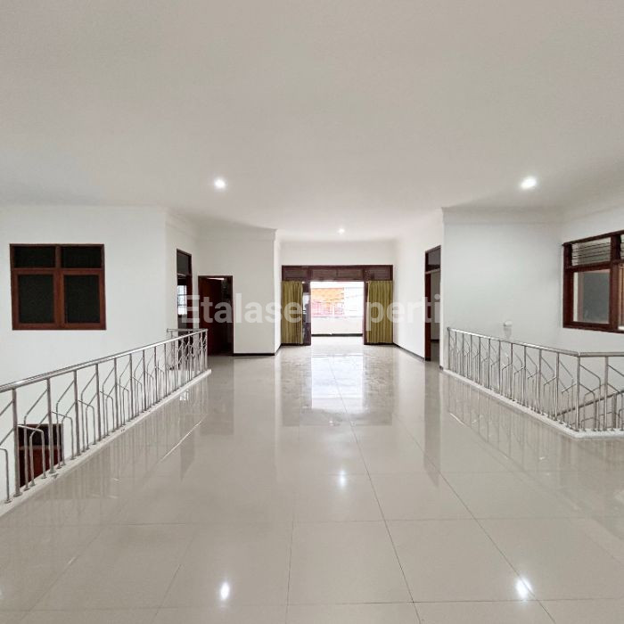 Foto properti Disewakan Rumah Bagus Terawat Di Kertajaya Indah 10