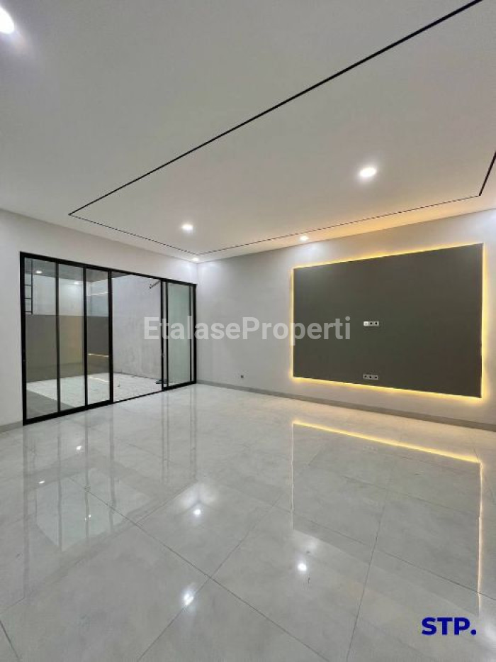 Foto properti Rumah Baru Kontemporer Manyar Jaya 2 Lantai 3