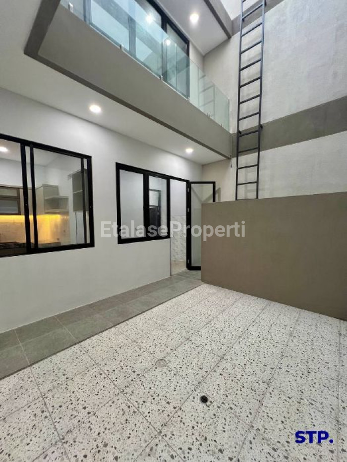 Foto properti Rumah Baru Kontemporer Manyar Jaya 2 Lantai 5