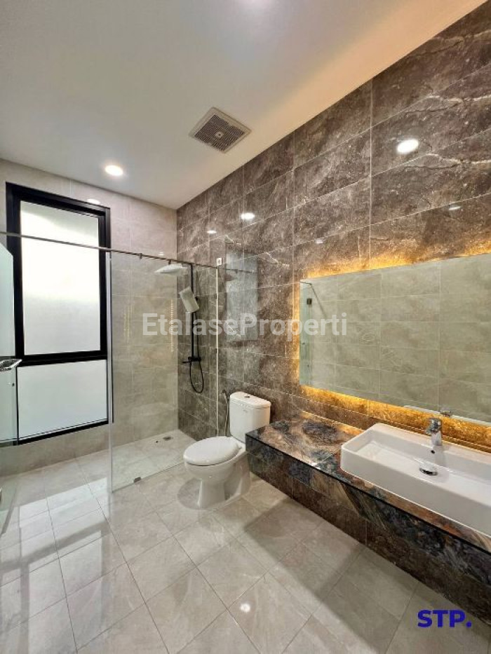 Foto properti Rumah Baru Kontemporer Manyar Jaya 2 Lantai 10