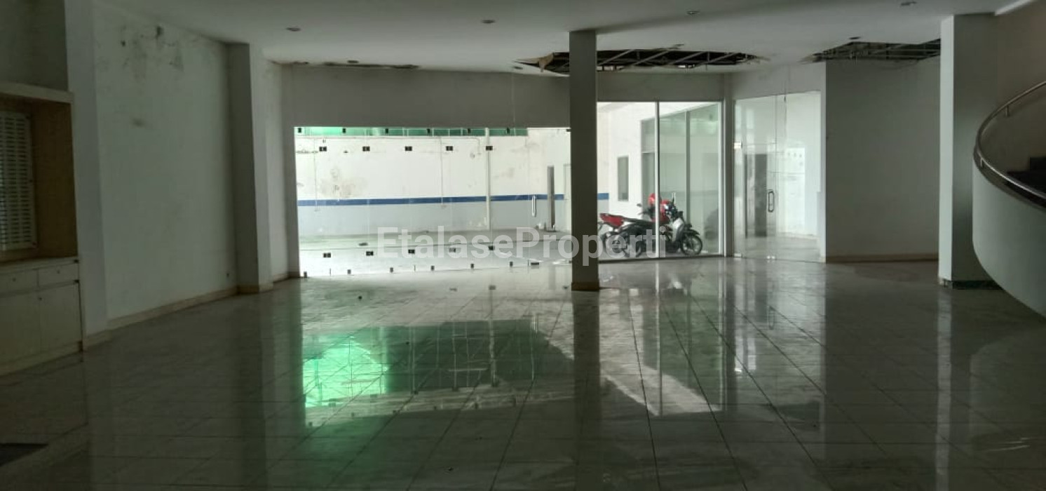 Foto properti GEDUNG 2 LANTAI VENTI KOMERSIAL JALAN MAYJEND SUNGKONO EX SHOWROOM MOBIL NOL JALAN RAYA 2