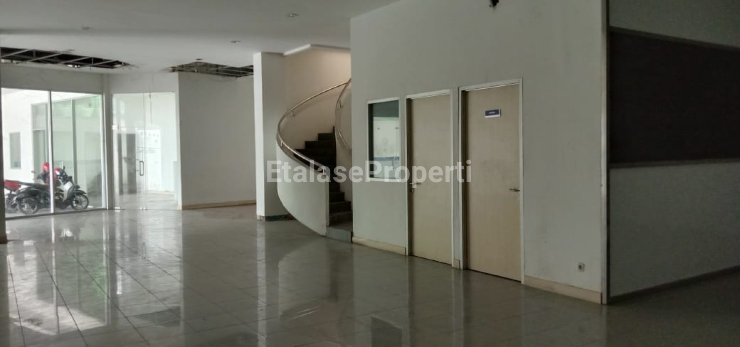 Foto properti GEDUNG 2 LANTAI VENTI KOMERSIAL JALAN MAYJEND SUNGKONO EX SHOWROOM MOBIL NOL JALAN RAYA 3