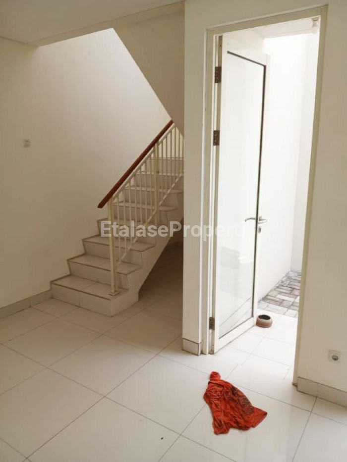 Foto properti Disewakan Rumah Di Grand Pakuwon Semi Furnished 3