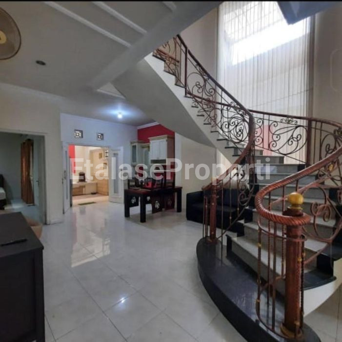 Foto properti Tenggilis Utara Habis Renovasi Furnished 2