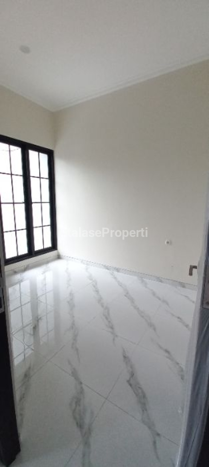 Foto properti Dijual Rumah Baru Gress Di Klampis Anom 3