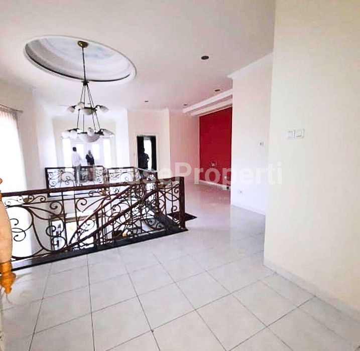 Foto properti Dijual Rumah Siap Huni 2 Lantai Tenggilis 4