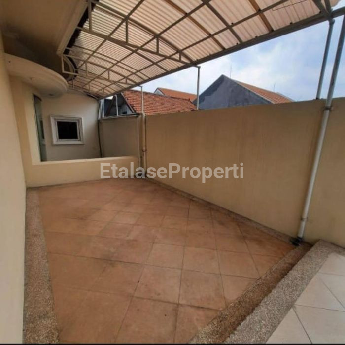 Foto properti JUAL/ SEWA  Rumah Tenggilis Utara 2 Lantai Siap Huni Furnish 2