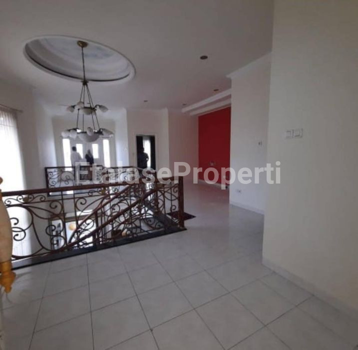 Foto properti JUAL/ SEWA  Rumah Tenggilis Utara 2 Lantai Siap Huni Furnish 3