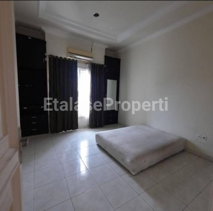 Foto properti JUAL/ SEWA  Rumah Tenggilis Utara 2 Lantai Siap Huni Furnish 6
