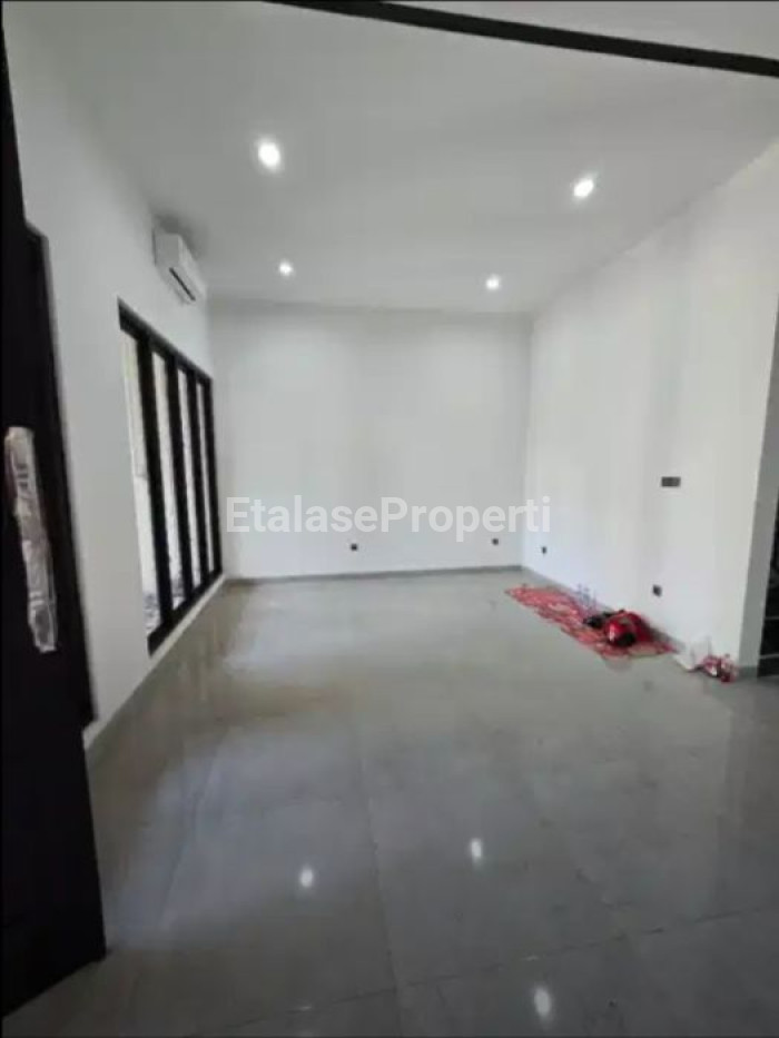Foto properti Dijual Rumah Baru Gress Di Babatan Pantai Barat 6